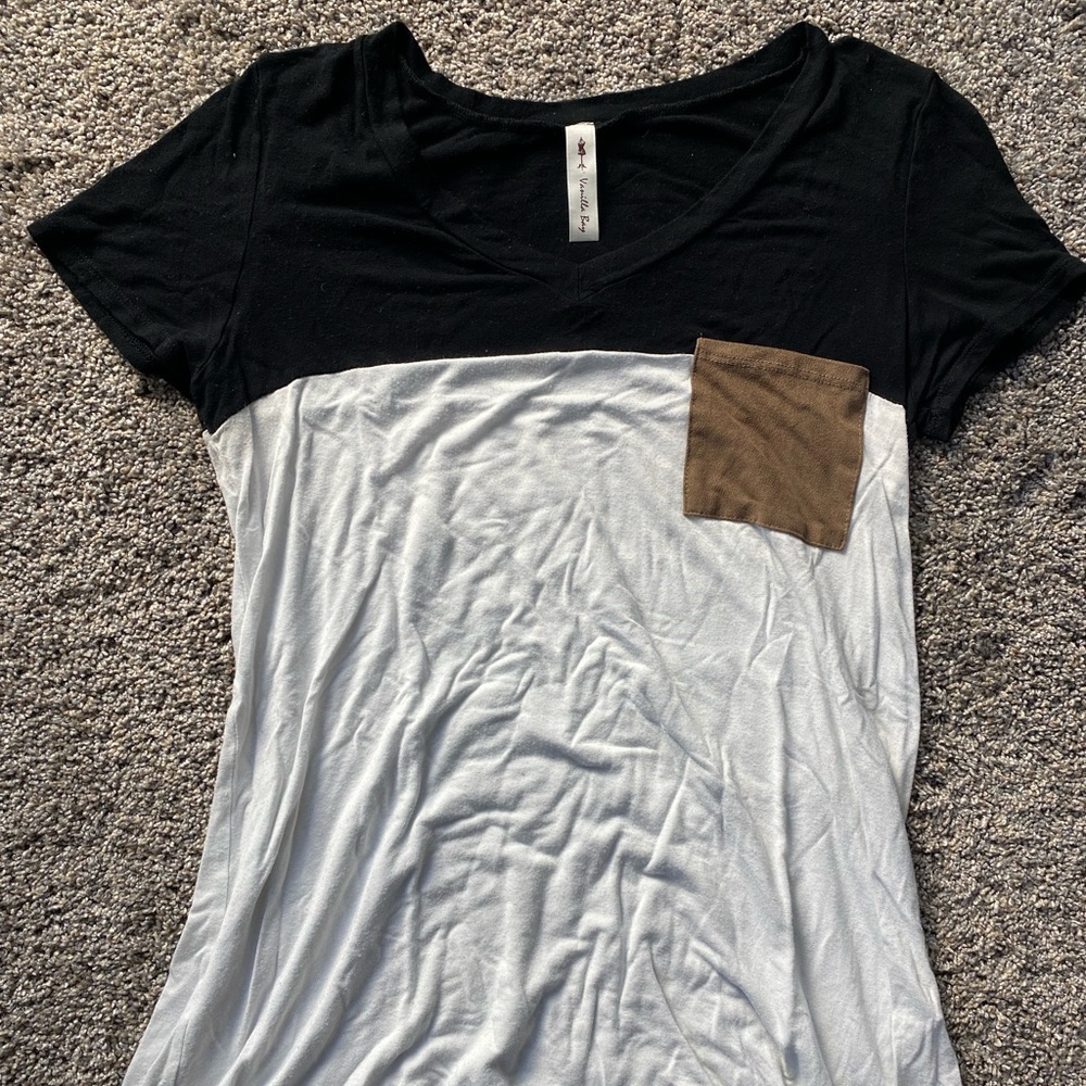 Black and white Tee with faux leather pocket size m